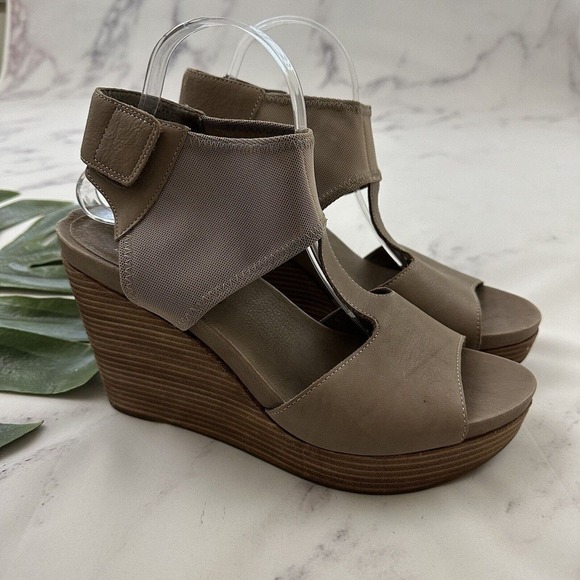 Eileen Fisher Wedge Sandals Size 10 Taupe Gray Faux Leather T-Strap Mesh Trim
